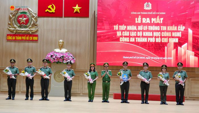 Trao quyết định thành lập Câu lạc bộ Khoa học công nghệ Công an TP. Hồ Chí Minh. Ảnh: Hoa Lê