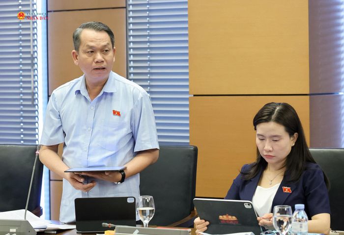 ĐBQH Nguyễn Thành Tâm (TP. Hồ Chí Minh) phát biểu thảo luận tại tổ
