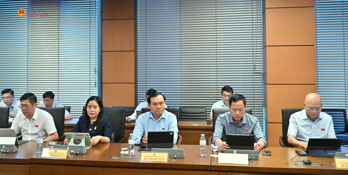 Các đại biểu Đoàn ĐBQH tỉnh Đắk Lắk tham gia phiên thảo luận ở Tổ 14 sáng 20/10