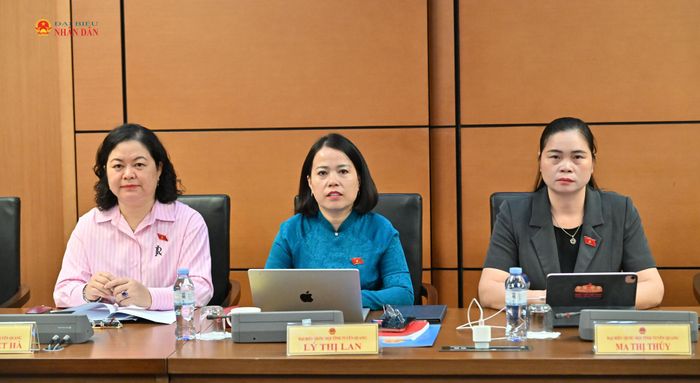Các đại biểu Đoàn ĐBQH tỉnh Tuyên Quang tham gia phiên thảo luận ở Tổ 14 sáng 20/10