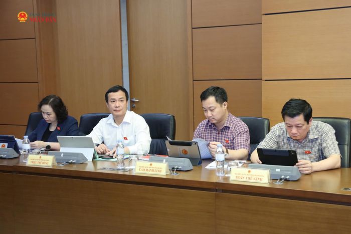 Các ĐBQH tham gia thảo luận tổ. Ảnh: An Nhiên