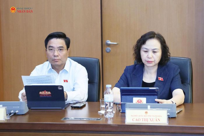 Phó Chủ tịch Quốc hội, Thượng tướng Nguyễn Doãn Anh cùng các ĐBQH tham dự thảo luận tại tổ. Ảnh: An Nhiên