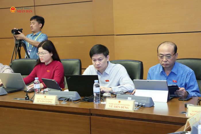 Các ĐBQH tham dự thảo luận tổ. Ảnh: An Nhiên