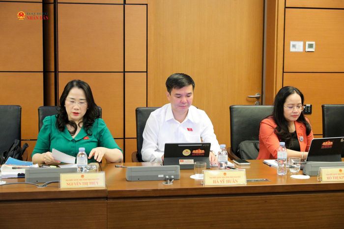 Các đại biểu dự phiên thảo luận tại Tổ 11. Ảnh: Hồ Long