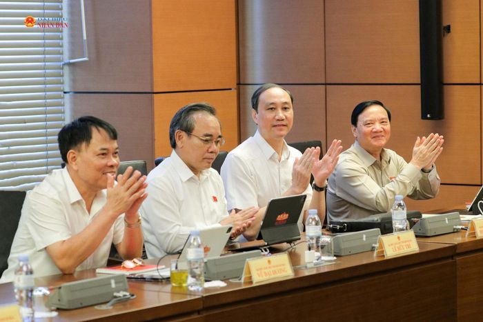 Các đại biểu dự phiên thảo luận tại Tổ 11. Ảnh: Hồ Long