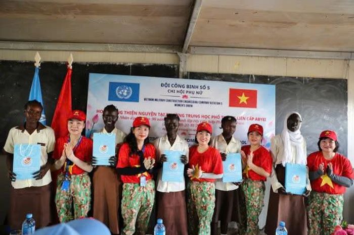 Chi hội Phụ nữ Đội Công binh số 5 trao quà tặng các em học sinh tiêu biểu Trường Trung học phổ thông liên cấp Abyei. Ảnh: Đức Uy