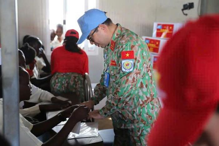 Cán bộ, nhân viên Đội Công binh hướng dẫn các em học sinh gấp, xếp giấy thủ công Ảnh: Đức Uy