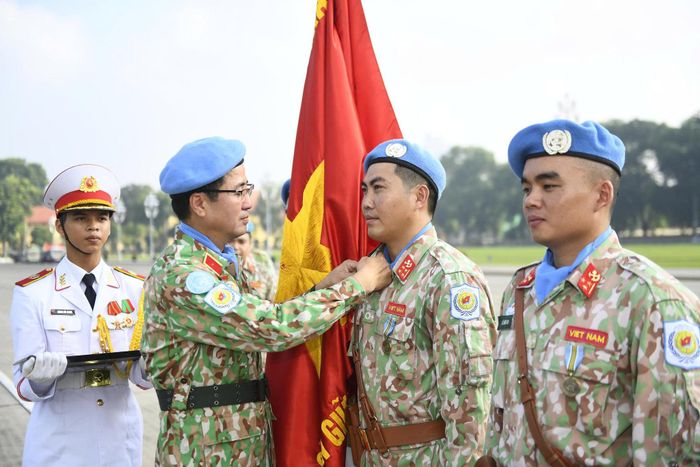 Trao Huy hiệu Bác Hồ cho chiến sĩ lực lượng gìn giữ hòa bình đã hoàn thành nhiệm vụ
