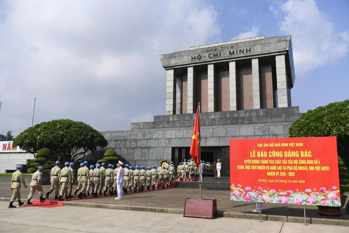 Đoàn cán bộ, chiến sĩ lực lượng gìn giữ hòa bình Việt Nam vào Lăng viếng Bác