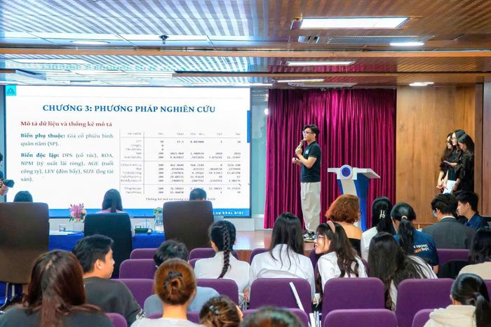 Sinh viên Trường Đại học Hoa Sen tham gia cuộc thi nghiên cứu khoa học thường niên trong lĩnh vực tài chính Behind the data do sinh viên Khoa Kinh doanh của trường tổ chức. Ảnh: HSU