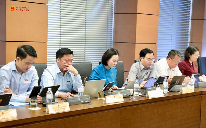 Các đại biểu tham dự thảo luận tại Tổ 9. Ảnh: Trọng Hiếu