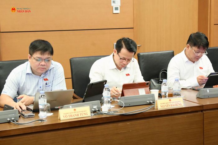 Các đại biểu tham dự thảo luận tại Tổ 9. Ảnh: Trọng Hiếu