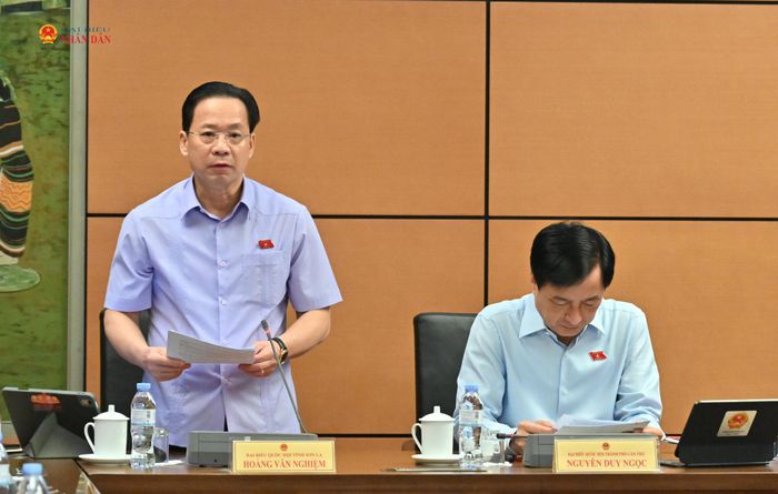 Trưởng đoàn ĐBQH Sơn La Hoàng Văn Nghiệm phát biểu. Ảnh: Quang Khánh