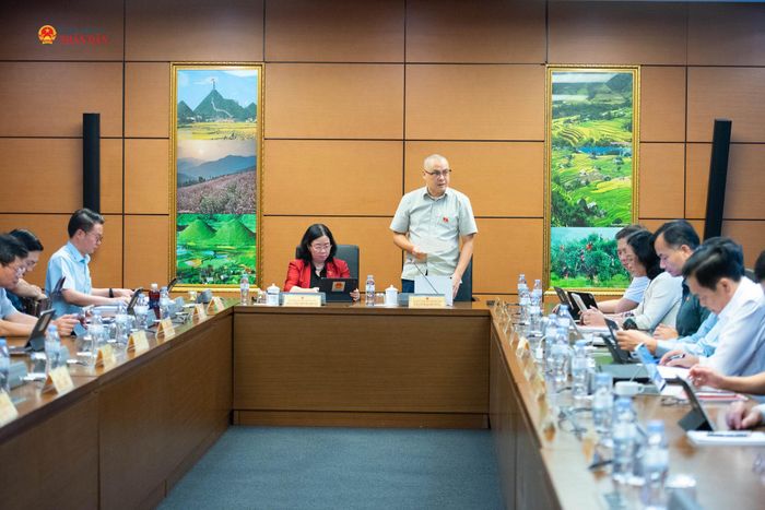 Trưởng đoàn ĐBQH tỉnh Phú Thọ Phạm Đại Dương điều hành phiên thảo luận Tổ. Ảnh: Xuân Quý