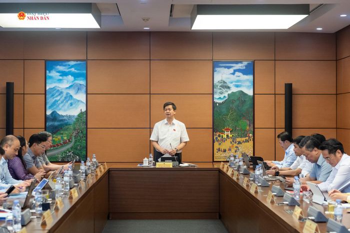 Toàn cảnh phiên thảo luận tại Tổ 16 . Ảnh: Mạnh Hưng