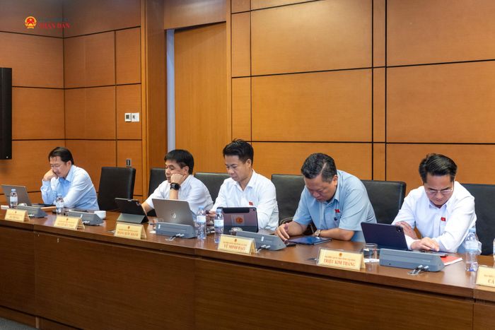 Các ĐBQH tỉnh Lai Châu tham dự phiên thảo luận tổ. Ảnh: Mạnh Hưng