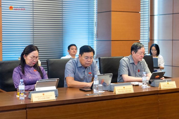 Các ĐBQH tỉnh An Giang tham dự phiên thảo luận tổ. Ảnh: Mạnh Hưng