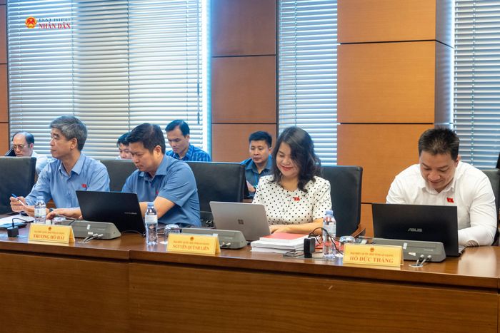 Các ĐBQH tỉnh An Giang tham dự phiên thảo luận tổ. Ảnh: Mạnh Hưng
