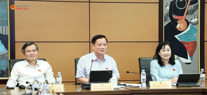 Chủ tọa điều hành phiên thảo luận tại Tổ 10