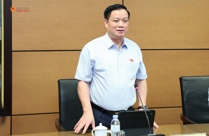 Trưởng Đoàn ĐBQH tỉnh Nghệ An Nguyễn Khắc Thận điều hành phiên thảo luận Tổ 10