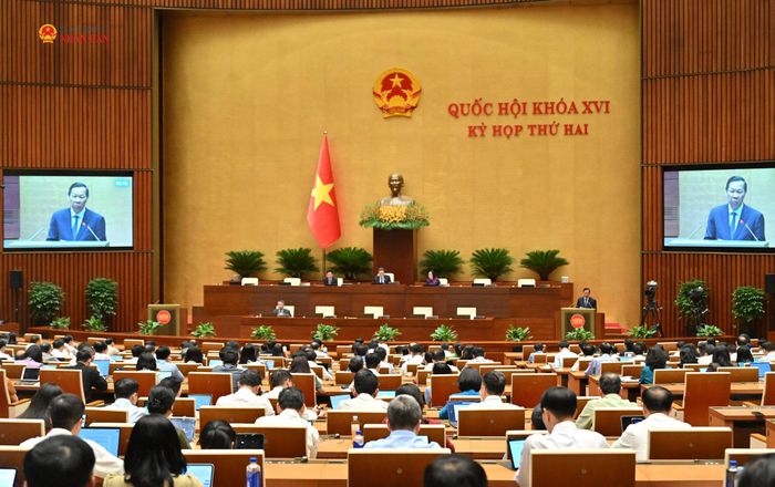 Chủ nhiệm Ủy ban Kinh tế và Tài chính Phan Văn Mãi trình bày Báo cáo thẩm tra về dự án Luật sửa đổi, bổ sung một số điều của Luật Thương mại, Luật Cạnh tranh, Luật Quản lý ngoại thương, Luật Bảo vệ quyền lợi người tiêu dùng. Ảnh: Quang Khánh