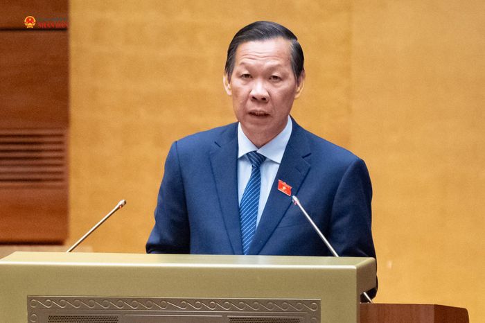 Chủ nhiệm Ủy ban Kinh tế và Tài chính Phan Văn Mãi trình bày Báo cáo thẩm tra về dự án Luật sửa đổi, bổ sung một số điều của Luật Thương mại, Luật Cạnh tranh, Luật Quản lý ngoại thương, Luật Bảo vệ quyền lợi người tiêu dùng. Ảnh: Phạm Thắng
