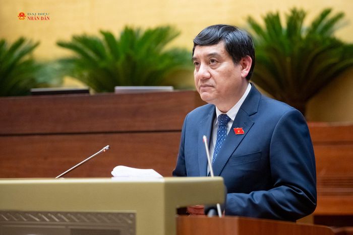 Chủ nhiệm Ủy ban Văn hóa và Xã hội Nguyễn Đắc Vinh trình bày Báo cáo thẩm tra về dự án Luật sửa đổi, bổ sung một số điều của Luật Thể dục, thể thao, Luật Du lịch, Luật Thư viện, Luật Điện ảnh, Luật Di sản văn hóa, Luật Quảng cáo, Luật Báo chí. Ảnh: Phạm Thắng