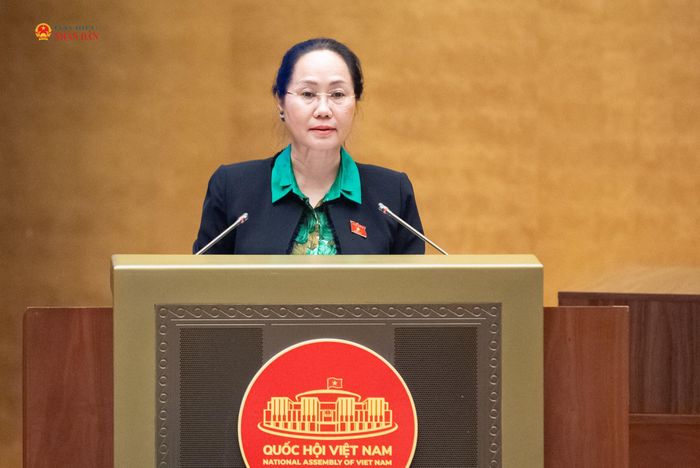 Bộ trưởng Bộ Văn hóa, Thể thao và Du lịch Lâm Thị Phương Thanh trình bày Tờ trình về dự án Luật sửa đổi, bổ sung một số điều của Luật Thể dục, thể thao, Luật Du lịch, Luật Thư viện, Luật Điện ảnh, Luật Di sản văn hóa, Luật Quảng cáo, Luật Báo chí. Ảnh: Phạm Thắng