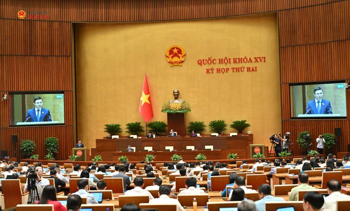 Bộ trưởng Bộ Công Thương Lê Mạnh Hùng trình bày Tờ trình về dự án Luật sửa đổi, bổ sung một số điều của Luật Điện lực. Ảnh: Quang Khánh