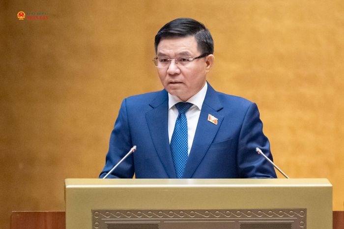 Bộ trưởng Bộ Công Thương Lê Mạnh Hùng trình bày Tờ trình về dự án Luật sửa đổi, bổ sung một số điều của Luật Điện lực. Ảnh: Phạm Thắng