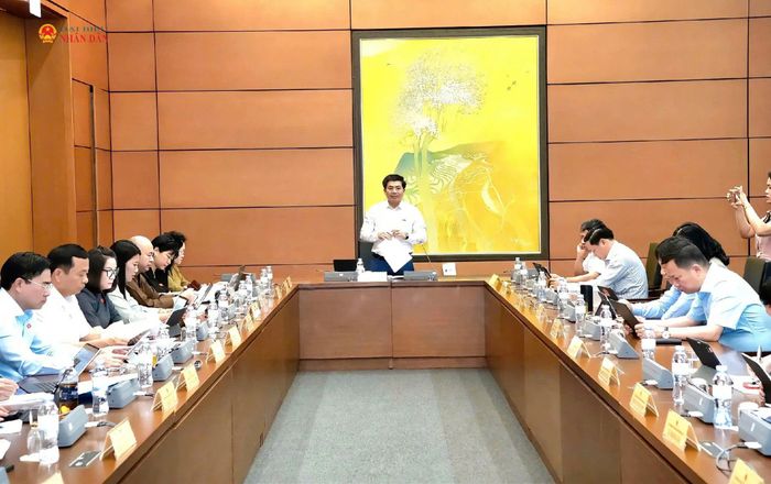Quang cảnh thảo luận tại Tổ 4. Ảnh: Bảo Quyên