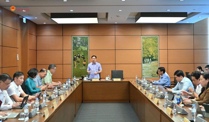 Quang cảnh phiên thảo luận tại Tổ 8. Ảnh: Quang Khánh
