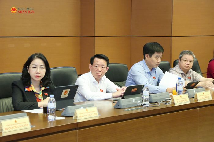 Các ĐBQH tỉnh Thanh Hóa tham dự thảo luận tổ. Ảnh: An Nhiên