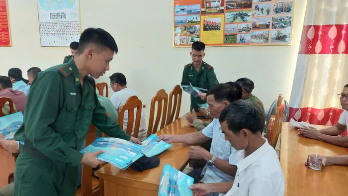 Cán bộ Đồn Biên phòng cửa khẩu Cảng Gianh tuyên truyền, phổ biến kiến thức pháp luật cho các thành viên tổ tự quản.