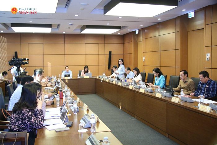 Các đại biểu thảo luận tại Tổ 6. Ảnh: Đắc Trường