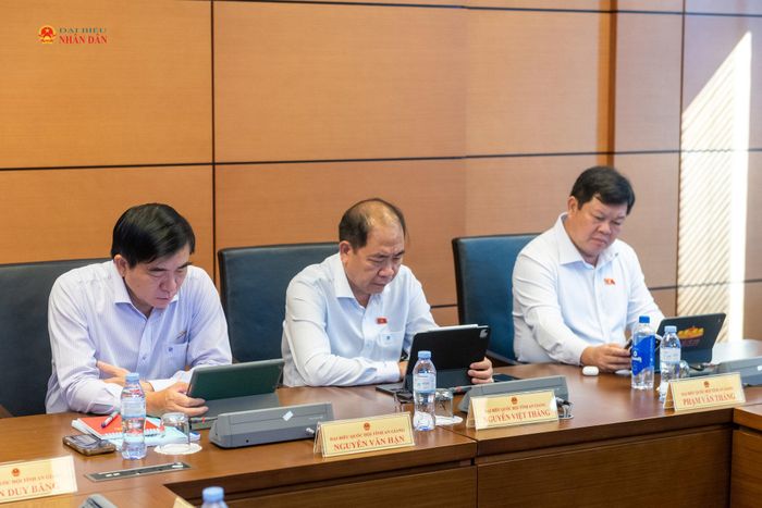 Các ĐBQH tỉnh An Giang tham dự phiên thảo luận tổ. Ảnh: Mạnh Hưng