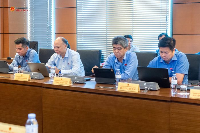Các ĐBQH tỉnh An Giang tham dự phiên thảo luận tổ. Ảnh: Mạnh Hưng