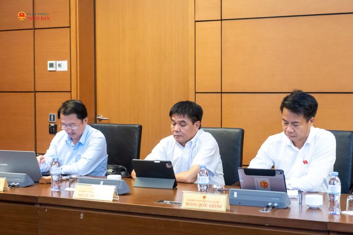 Các ĐBQH tỉnh Lai Châu tham dự phiên thảo luận tổ. Ảnh: Mạnh Hưng