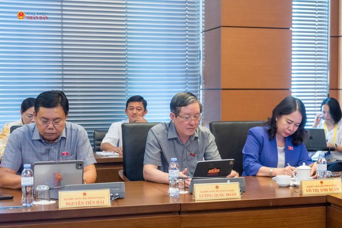 Phó Chủ tịch nước Võ Thị Ánh Xuân cùng các ĐBQH tỉnh An Giang tại phiên thảo luận Tổ 16. Ảnh: Mạnh Hưng