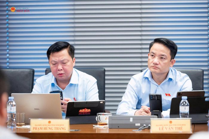 Các đại biểu dự thảo luận tại Tổ 9. Ảnh: Trọng Hiếu