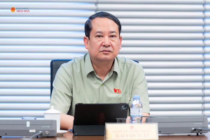 Trưởng Đoàn ĐBQH tỉnh Ninh Bình Mai Văn Tuất điều hành phiên thảo luận. Ảnh: Trọng Hiếu