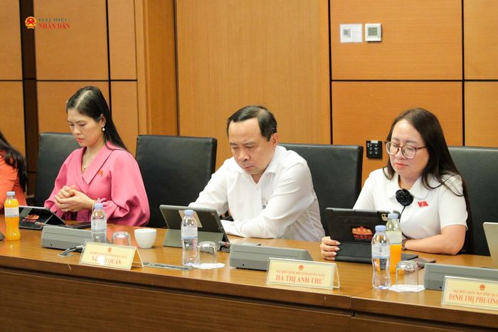 Các đại biểu tham dự phiên thảo luận tại Tổ 11 (Khánh Hòa, Quảng Ngãi, Thái Nguyên). Ảnh: Hồ Long
