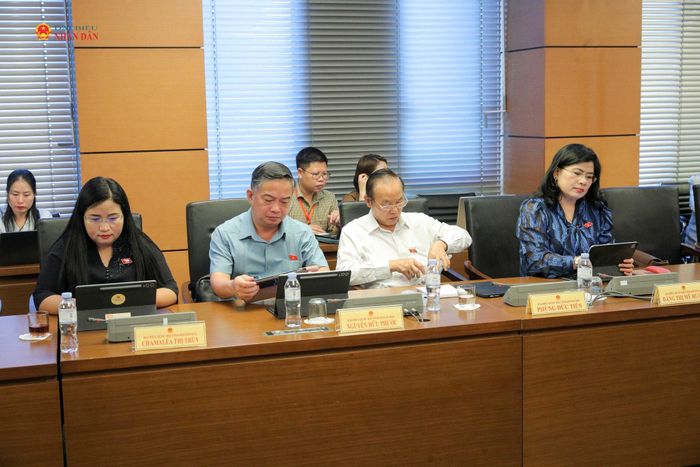 Các đại biểu tham dự phiên thảo luận tại Tổ 11 (Khánh Hòa, Quảng Ngãi, Thái Nguyên). Ảnh: Hồ Long