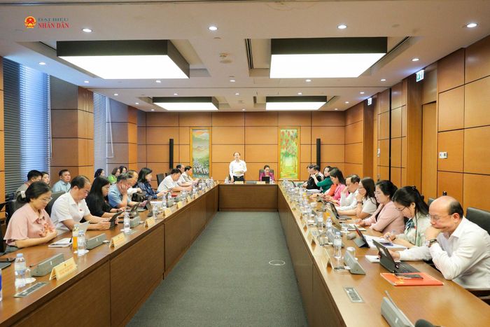 Toàn cảnh phiên thảo luận tại Tổ 11. Ảnh: Hồ Long
