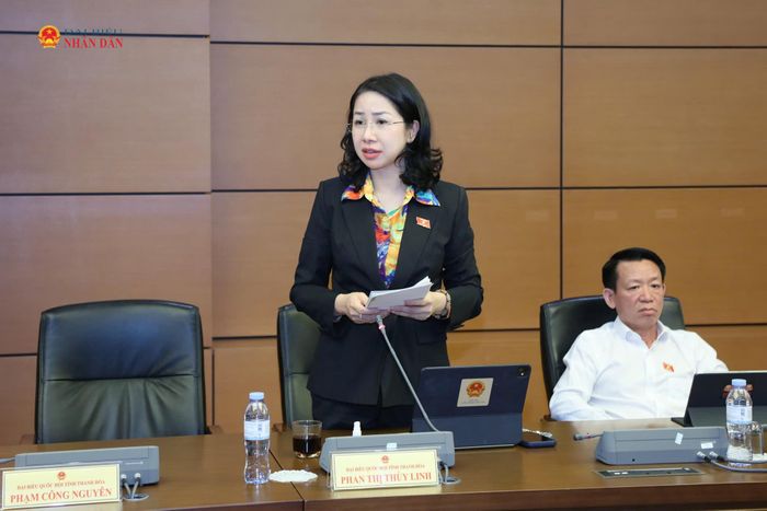ĐBQH Phan Thị Thùy Linh (Thanh Hóa) phát biểu thảo luận tổ. Ảnh: An Nhiên
