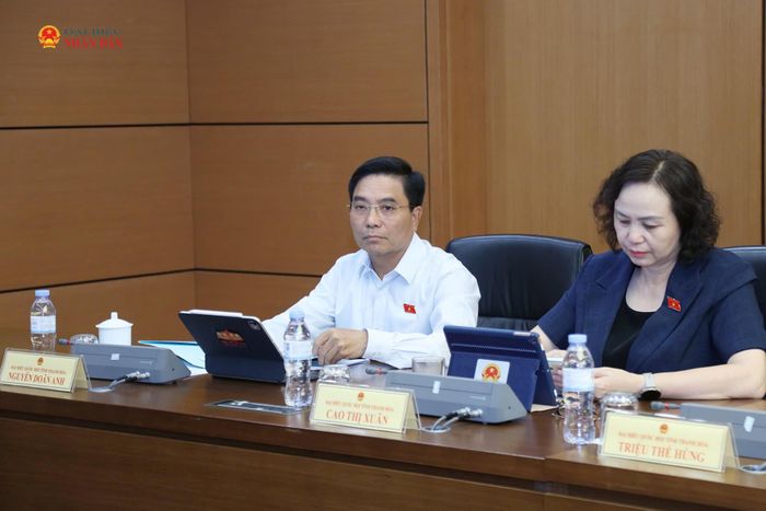 Phó Chủ tịch Quốc hội, Thượng tướng Nguyễn Doãn Anh cùng các ĐBQH tham dự thảo luận tổ. Ảnh: An Nhiên