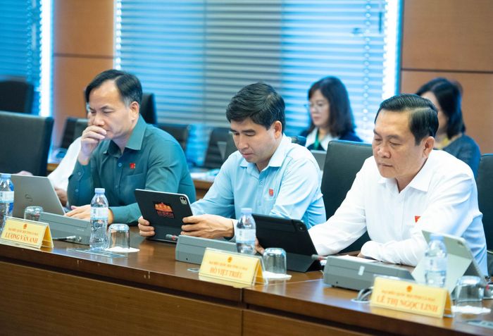 Đoàn ĐBQH tỉnh Cà Mau tham dự phiên thảo luận. Ảnh: Xuân Quý