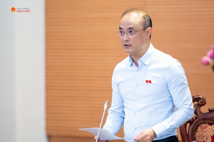 Phó Chủ nhiệm Ủy ban Khoa học, Công nghệ và Môi trường Nguyễn Phương Tuấn điều hành phiên thảo luận. Ảnh: Phạm Thắng