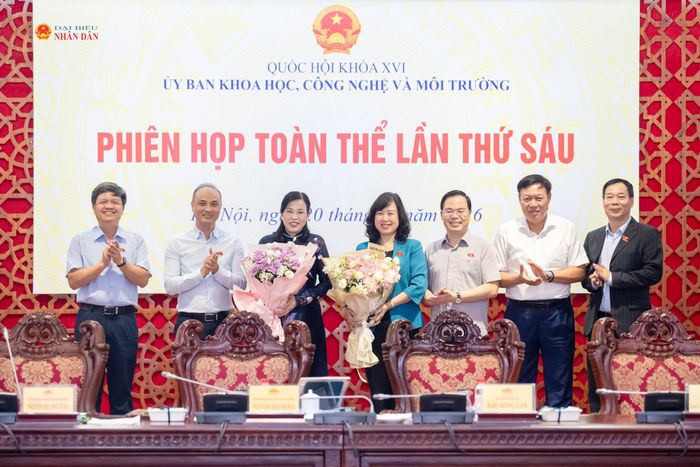 Các đại biểu chúc mừng Chủ nhiệm Ủy ban Khoa học, Công nghệ và Môi trường Nguyễn Thanh Hải và Bộ trưởng Bộ Y tế Đào Hồng Lan nhân Ngày Phụ nữ Việt Nam. Ảnh: Phạm Thắng