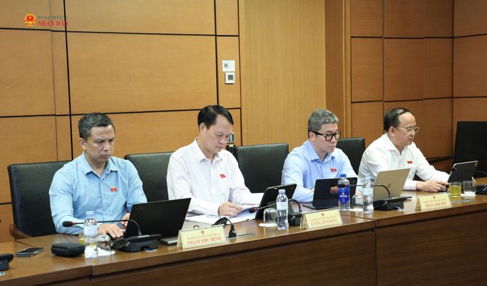 Các ĐBQH tỉnh Nghệ An dự thảo luận tại tổ